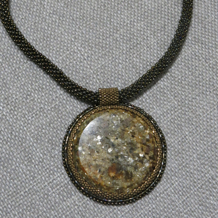 Bestickte Halskette mit Mikaschist (Glimmer und Granat)