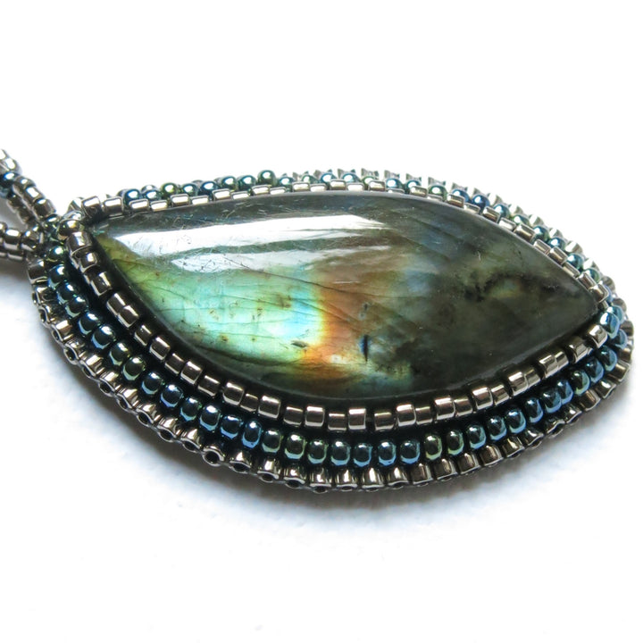 Collier brodé avec labradorite