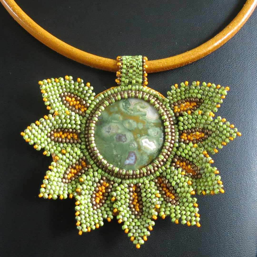 Collier brodé avec jaspe rhyolite