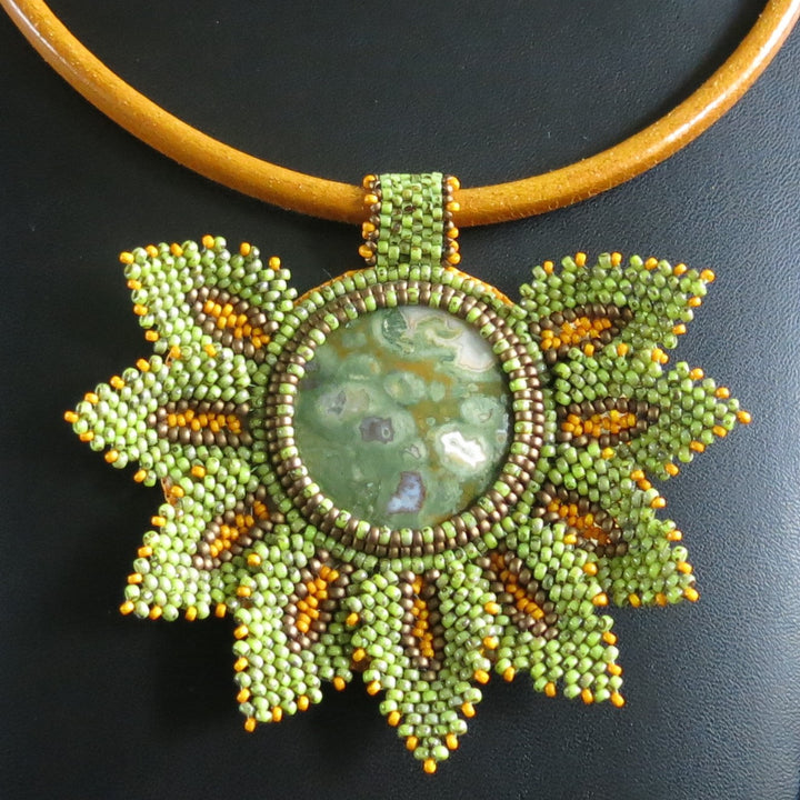 Collier brodé avec jaspe rhyolite