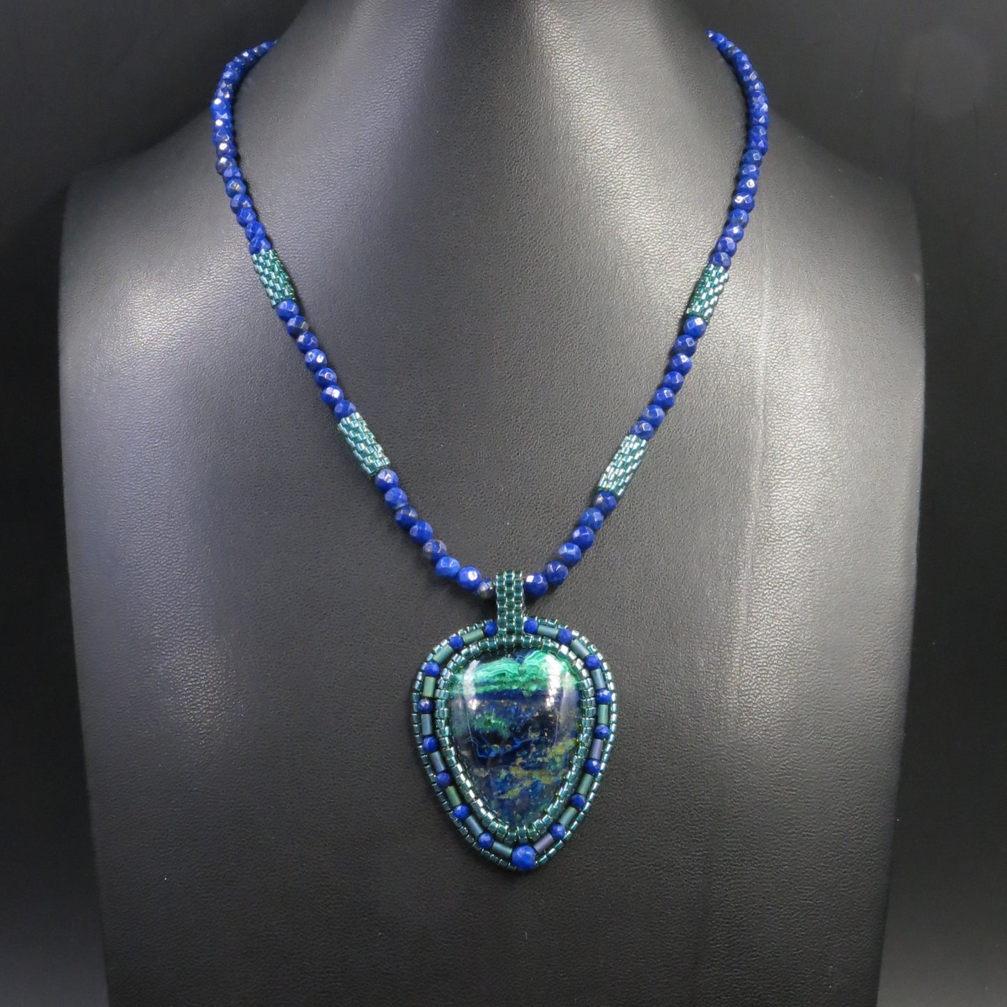 Collier brodé avec Azurite Malachite et lapis lazuli