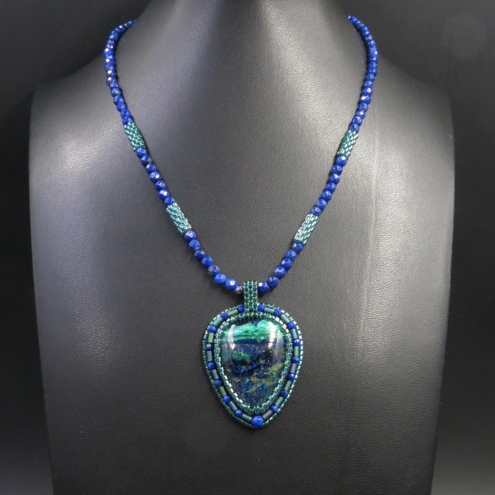 Bestickte Halskette mit Azurit -Malachit und Lapis Lazuli