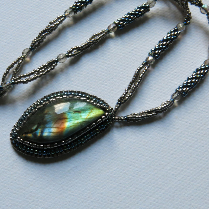Collier brodé avec labradorite