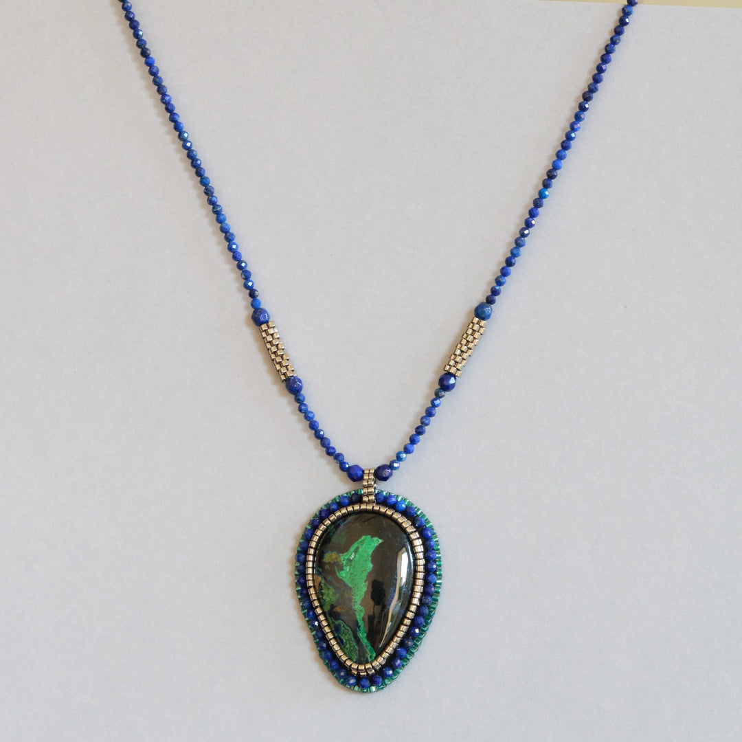 Collier brodé avec azurite malachite et lapis lazuli