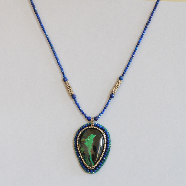 Collier brodé avec azurite malachite et lapis lazuli