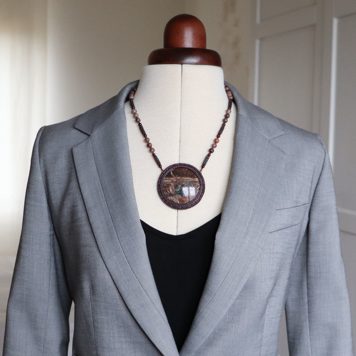 Collier brodé avec listwaenite et jaspe café