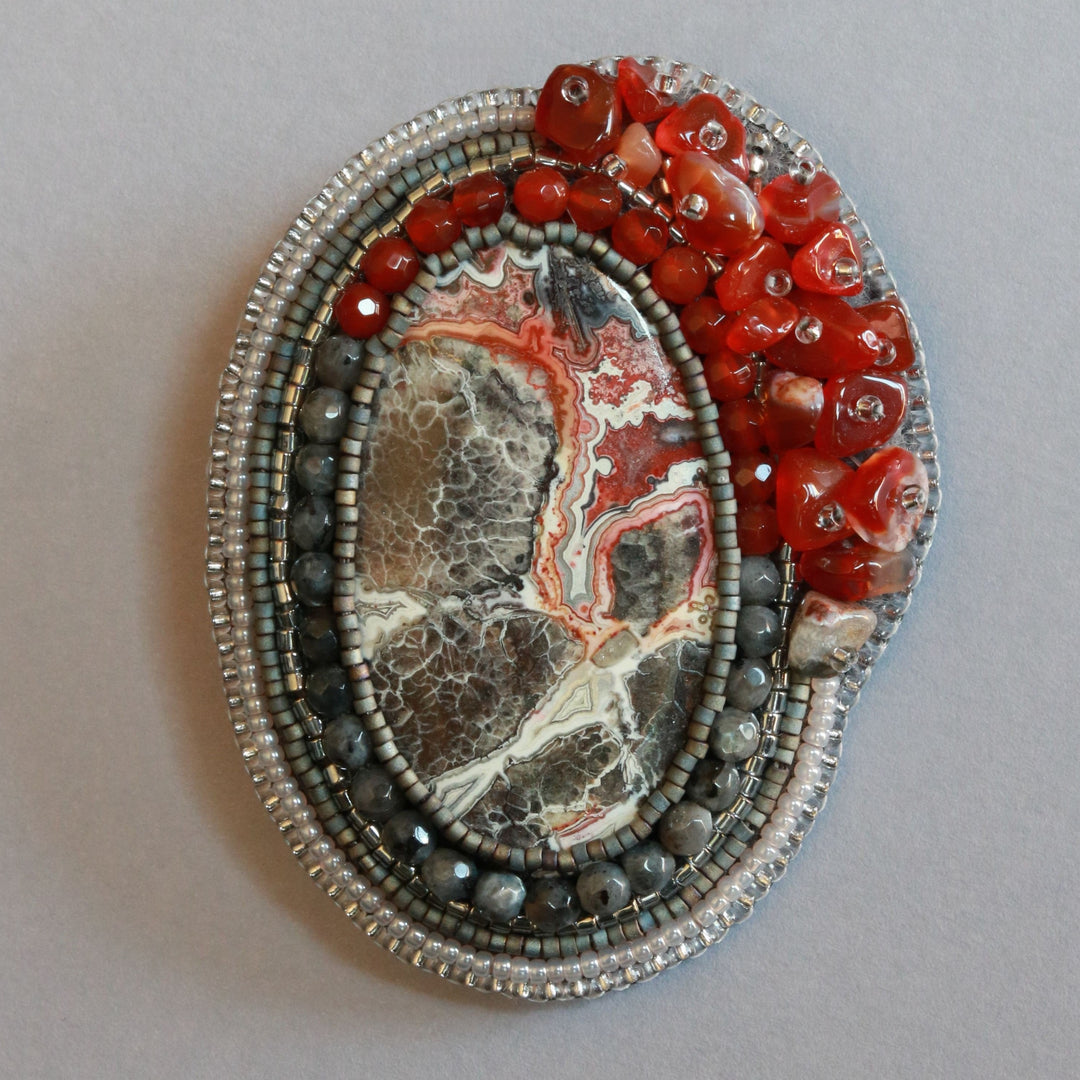 Broche brodée, agate CRAZY LACE, noir/gris/rouge