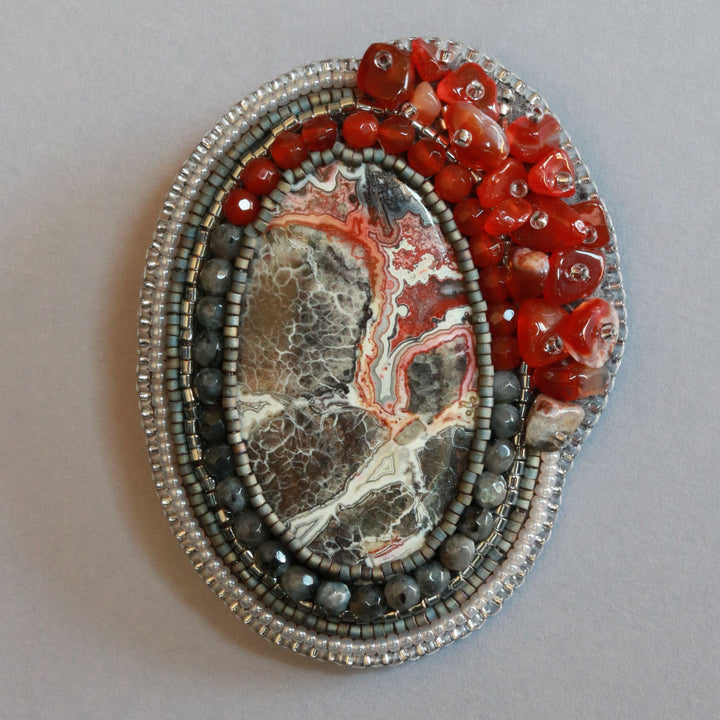 Broche brodée, agate CRAZY LACE, noir/gris/rouge