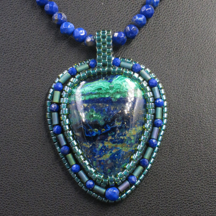 Bestickte Halskette mit Azurit -Malachit und Lapis Lazuli