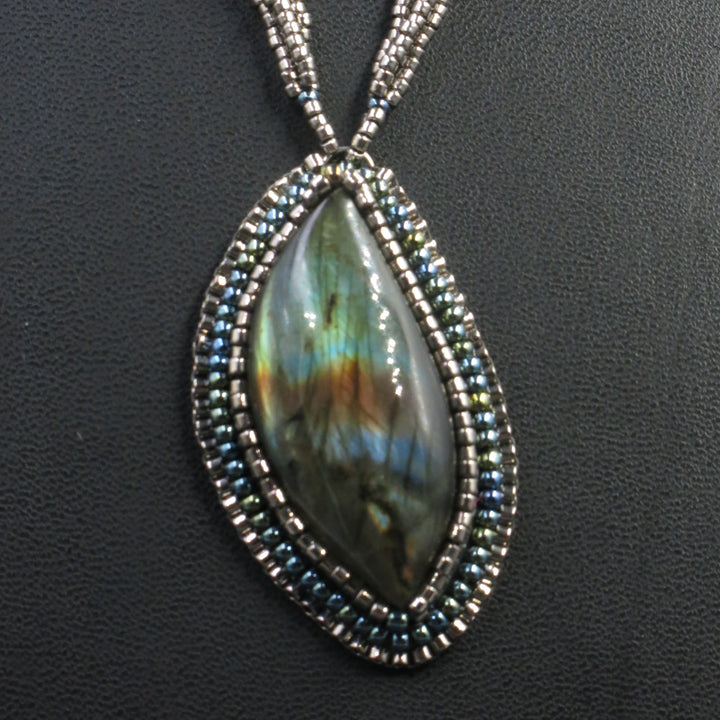 Collier brodé avec labradorite