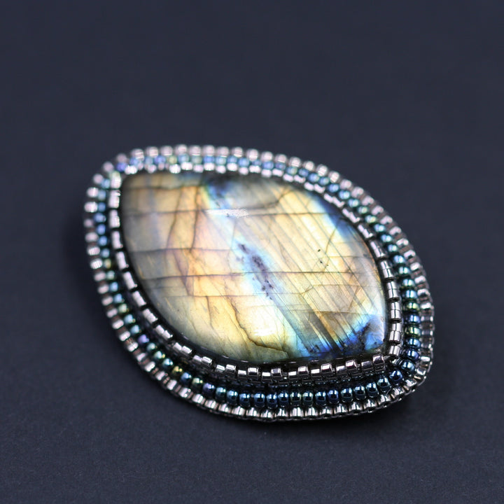 Broche brodée, labradorite