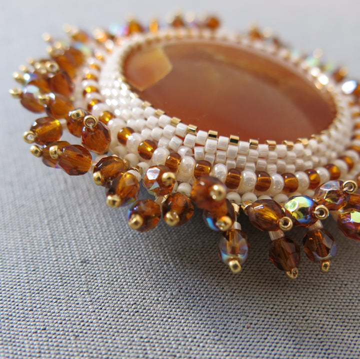 Broche brodée, simbircite, caramel, "soleil"