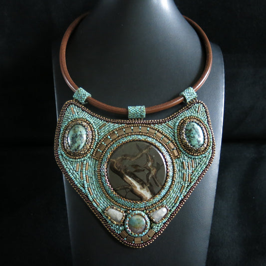 Plastron necklace with SEPTARIA
