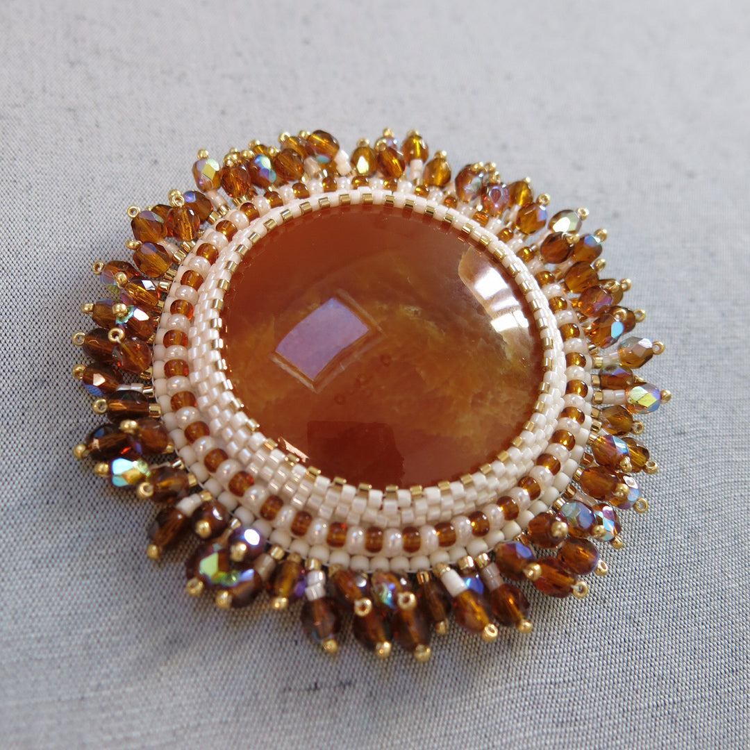 Broche brodée, simbircite, caramel, "soleil"
