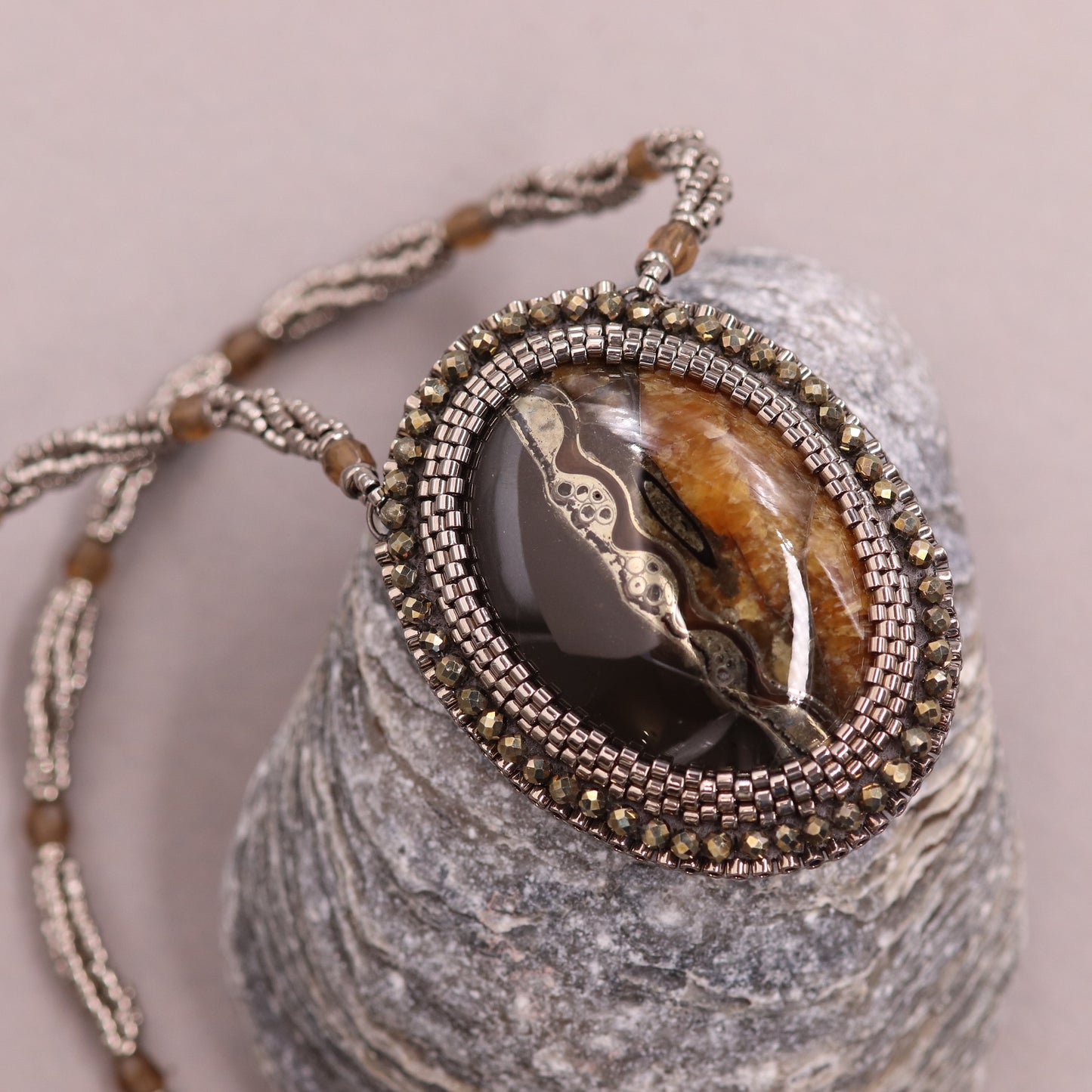 Collier avec ammonite pyritisée et calcite jaune