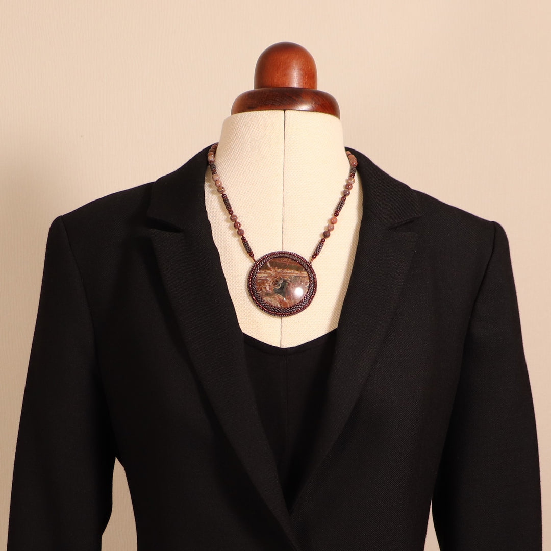 Collier brodé avec listwaenite et jaspe café