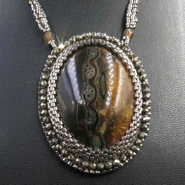 Collier avec ammonite pyritisée et calcite jaune