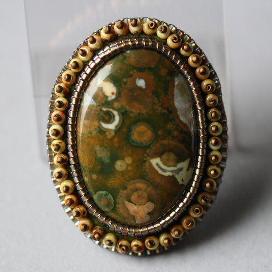Embroidered brooch, rhyolite, green/bronze