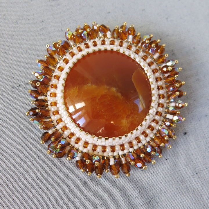 Broche brodée, simbircite, caramel, "soleil"