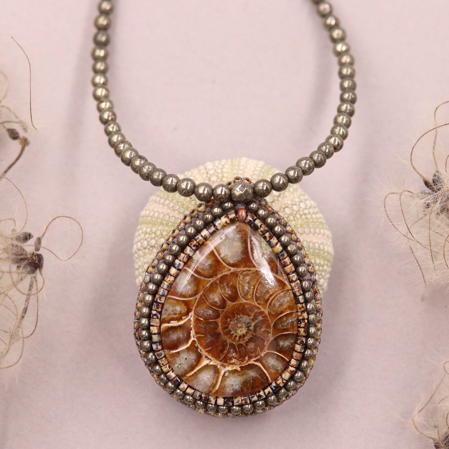 Collier brodé avec ammonite et pyrite