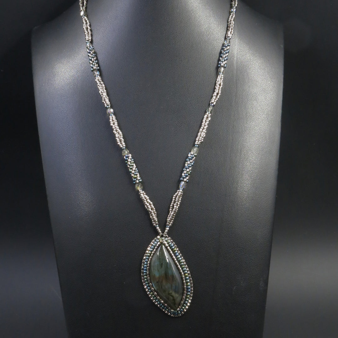Collier brodé avec labradorite