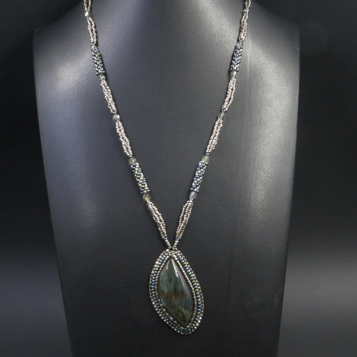 Collier brodé avec labradorite