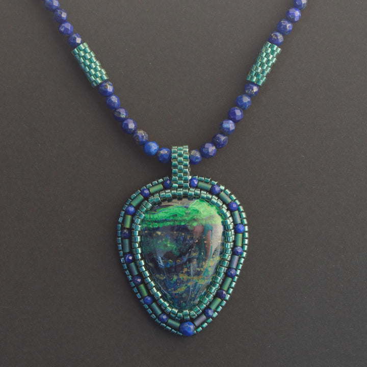 Bestickte Halskette mit Azurit -Malachit und Lapis Lazuli