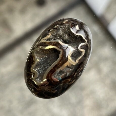 Ammonite pyritisée, AM_P092, taille cabochon, 38x25x10 mm; 14g;