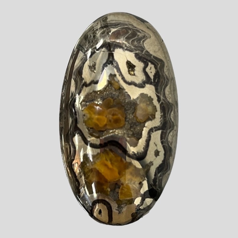 Ammonite pyritisée, AM_P029, taille cabochon, 55x31x9 mm; 31.4g;