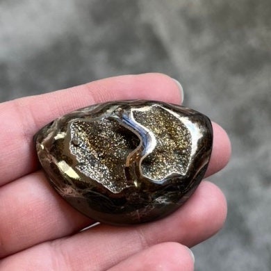 Ammonite pyritisée, AM_P038, taille cabochon, 45x30x10 mm; 17.4g;