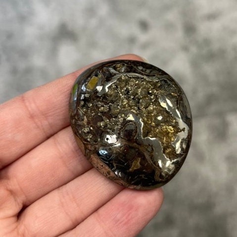 Ammonite pyritisée, AM_P067, taille cabochon, 47x39x11mm; 29.3g;