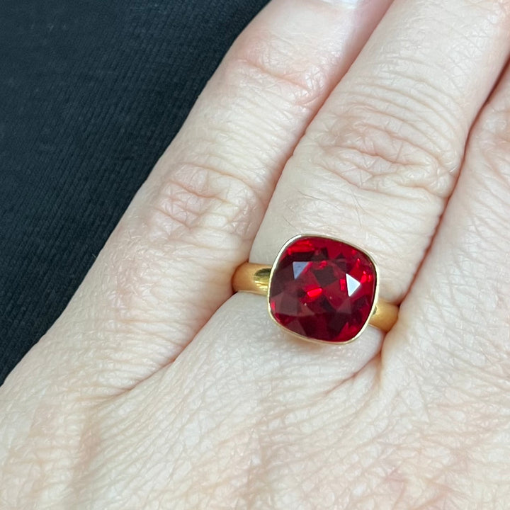 Bague avec cristaux Swarovski, collection KIM, rouge siam, argent doré