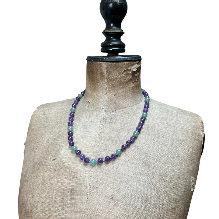 Collier à noeuds en pierres naturelles  (améthyste, aventurine verte) 52 cm