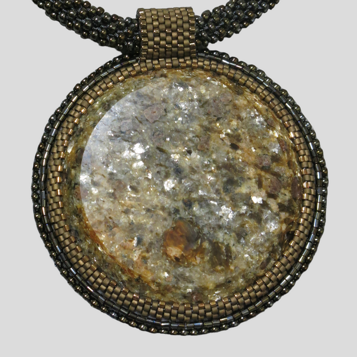 Collier brodé avec micaschiste (mica et grenat)