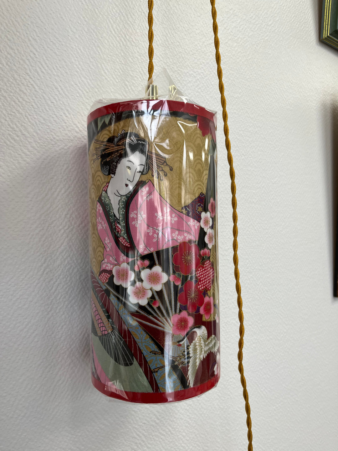 Portable lamp with a laminated lampshade in Japanese-style fabric