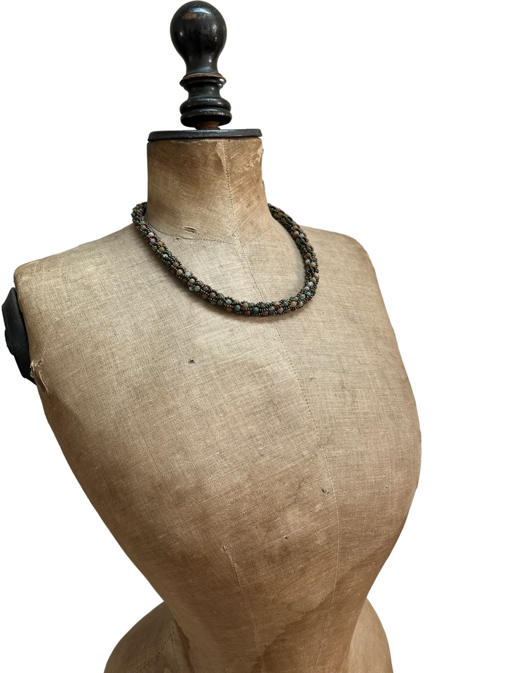 Crochet necklace in Indian agate and Miyuki beads, 48 ​​cm