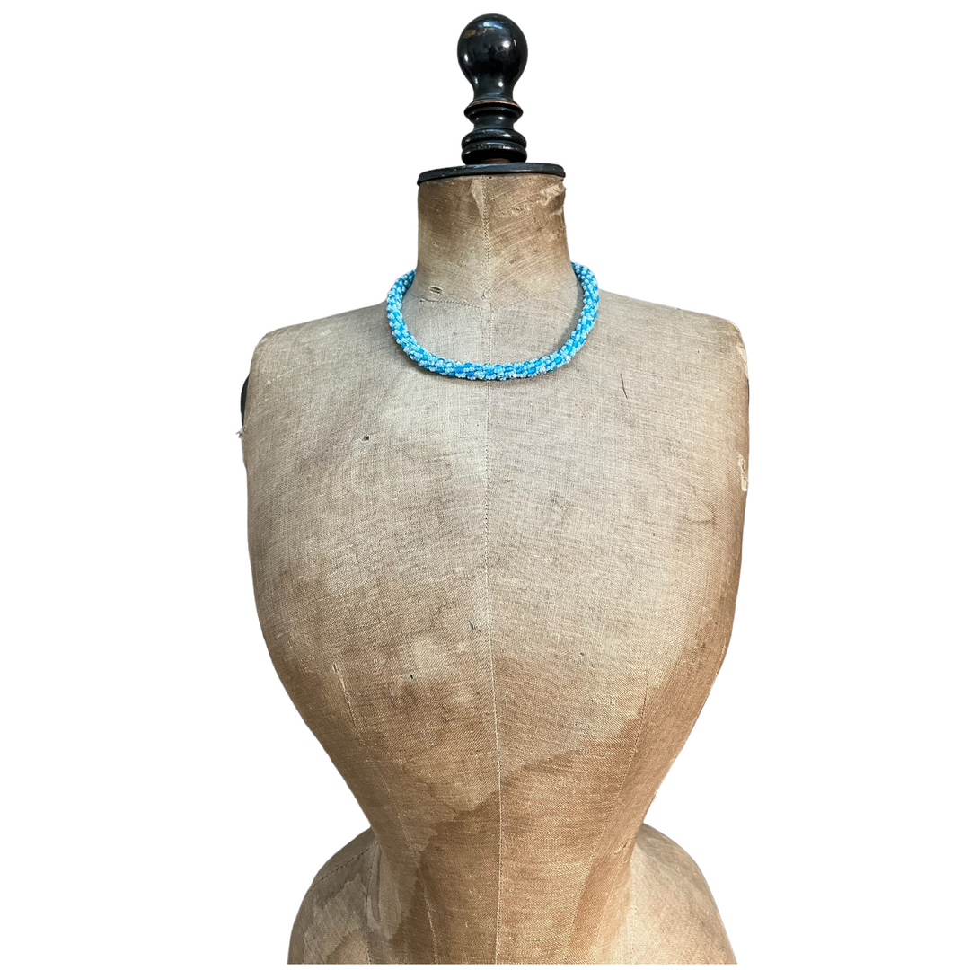 Collier spirale au crochet en perles Miyuki, bleu claire AB, 46 cm