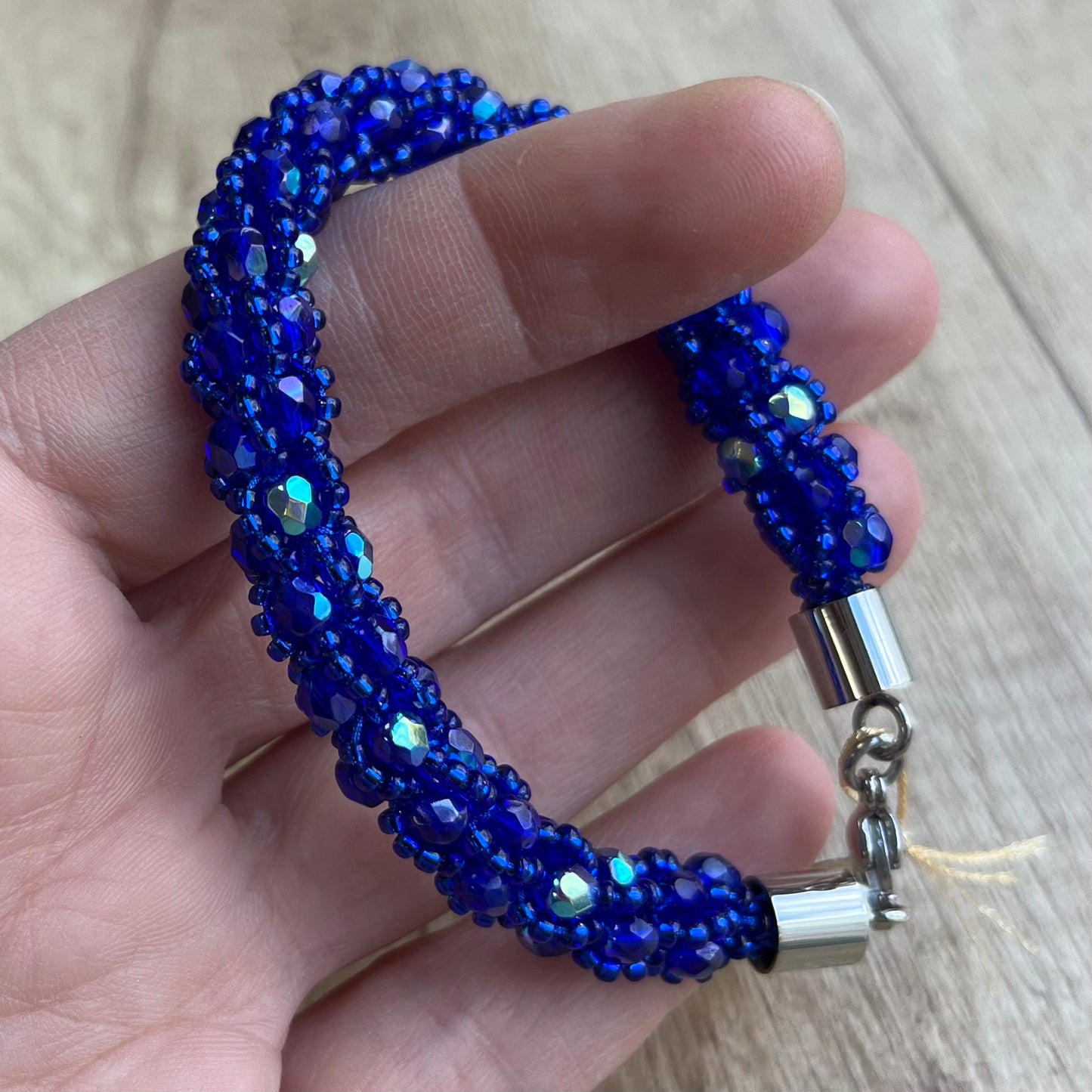 Bracelet spirale au crochet en perles Miyuki, cobalt AB, 19 cm