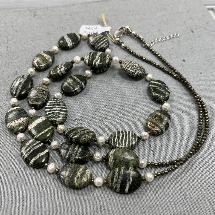 Long necklace with knots in natural stones (green zebra jasper, pyrite) 88 cm