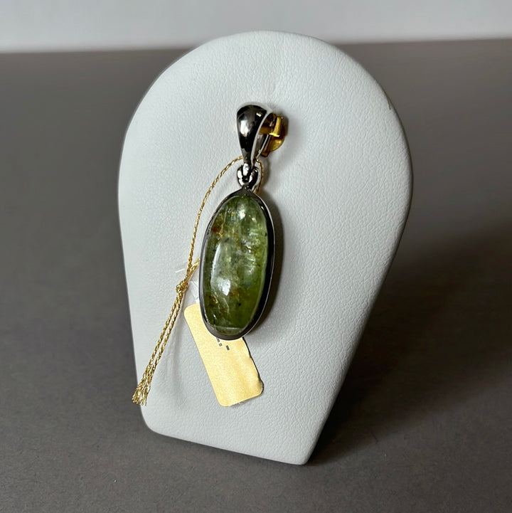 Pendentif en argent avec cyanite verte  PS069