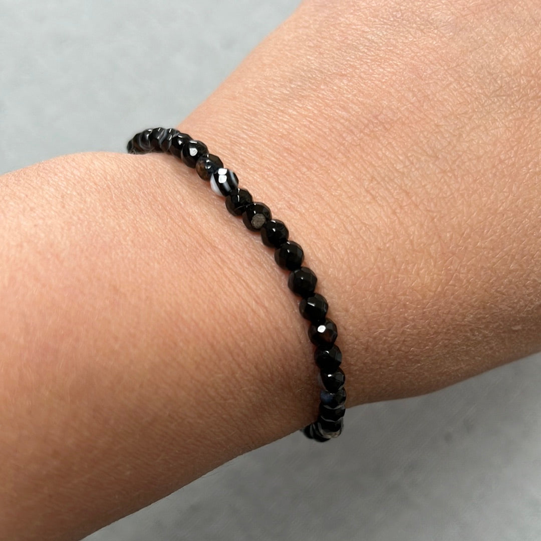 Schwarze Onyx -Armbandsteine ​​facettiert 4 mm