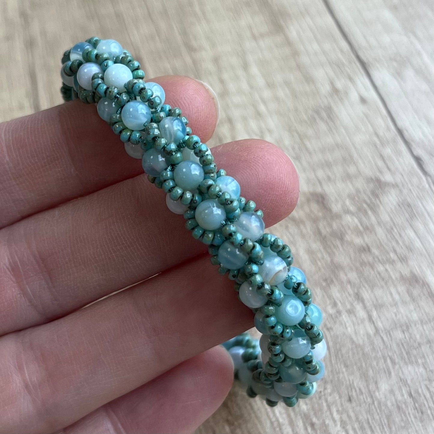 Bracelet spirale au crochet en perles Miyuki et agate, 19 cm