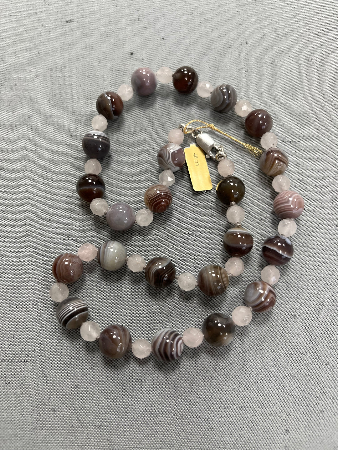 Knotted necklace in natural stones (agate, rose quartz) 46 cm