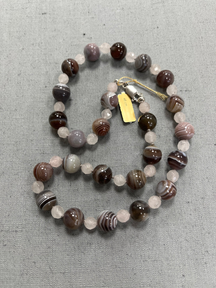 Knotted necklace in natural stones (agate, rose quartz) 46 cm