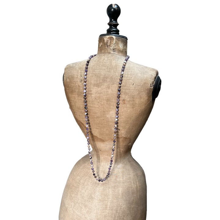 Nodium noded necklace in natural stone (quartz amethyst “chevron”, mala) 112 cm