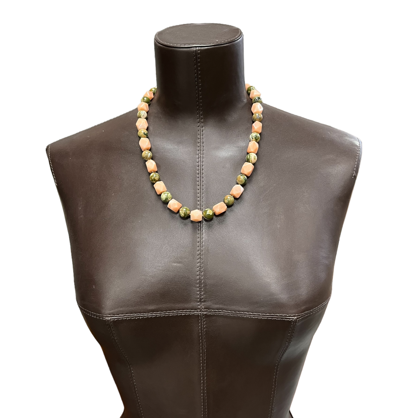 Collier à noeuds en pierres naturelles  (rhyolite, aventurine rose) 51 cm