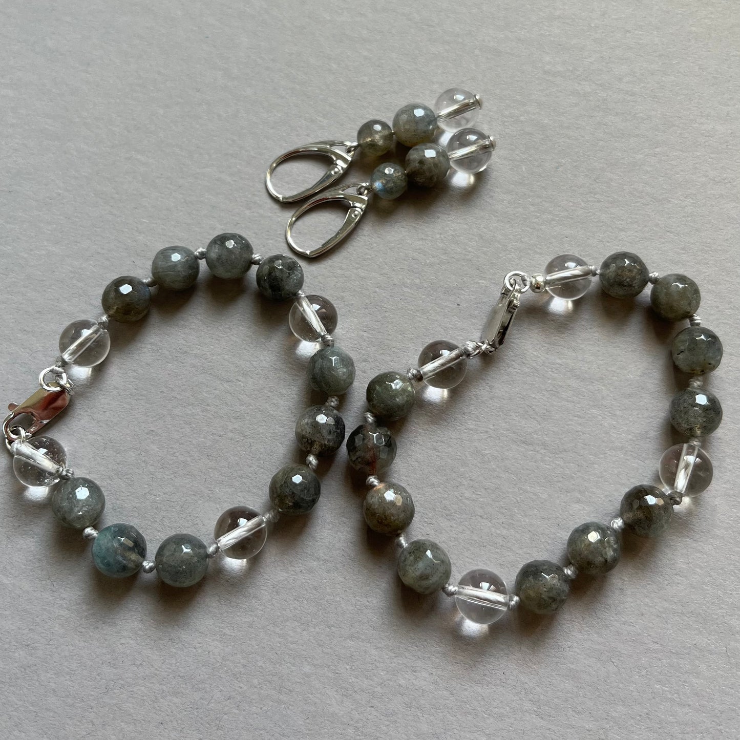Bracelet à noeuds en pierres naturelles  (labradorite, christal de roche)