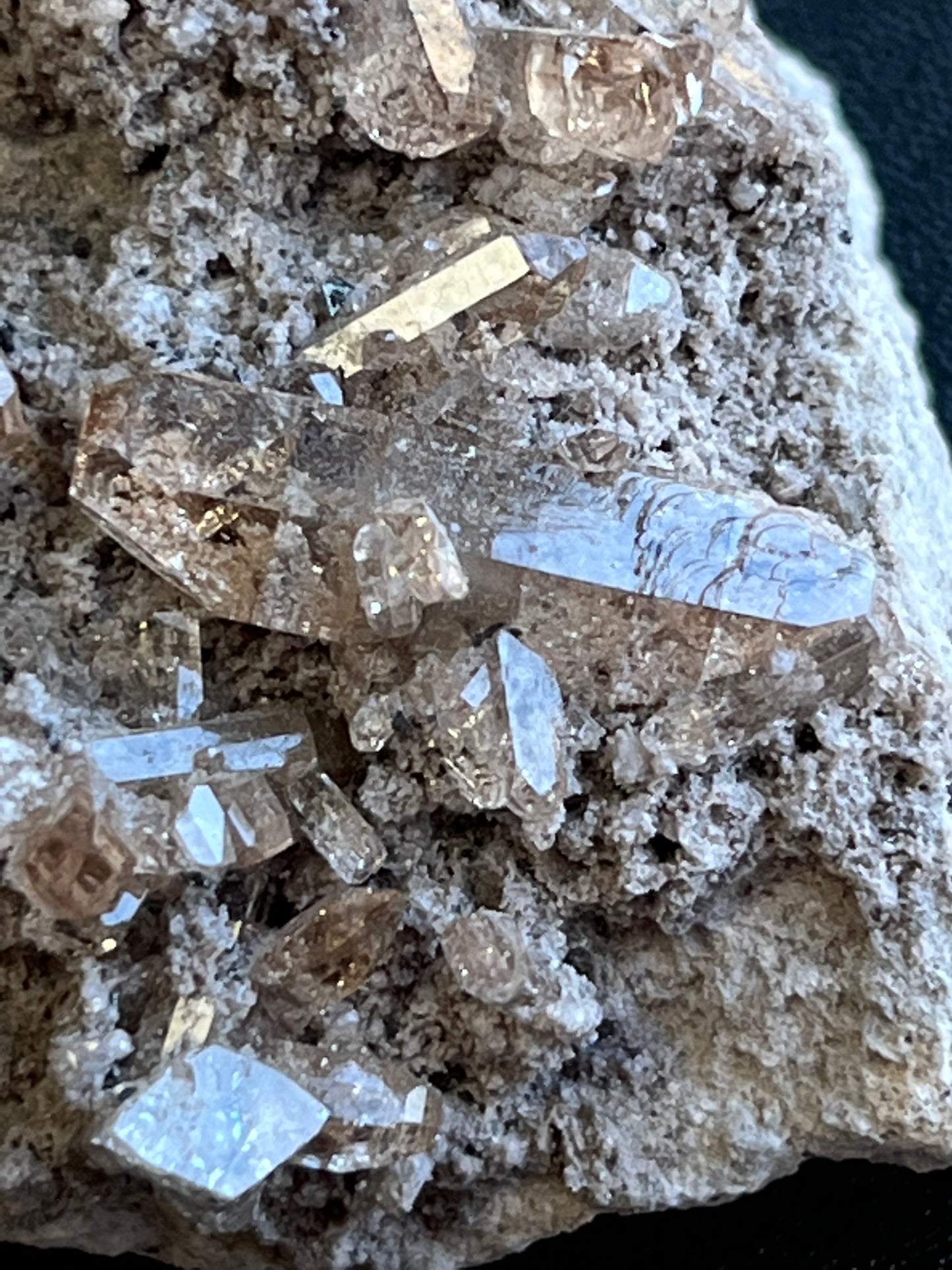 Topaze bixbiite, rhyolite USA DR286