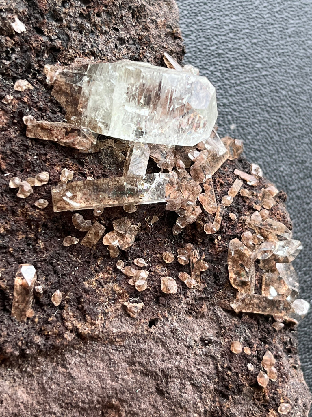 APOPHYLLITE avec inclusions hematite Inde M18W72