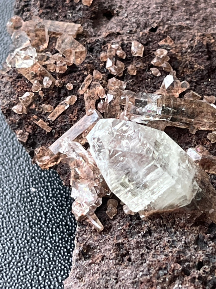 APOPHYLLITE avec inclusions hematite Inde M18W72